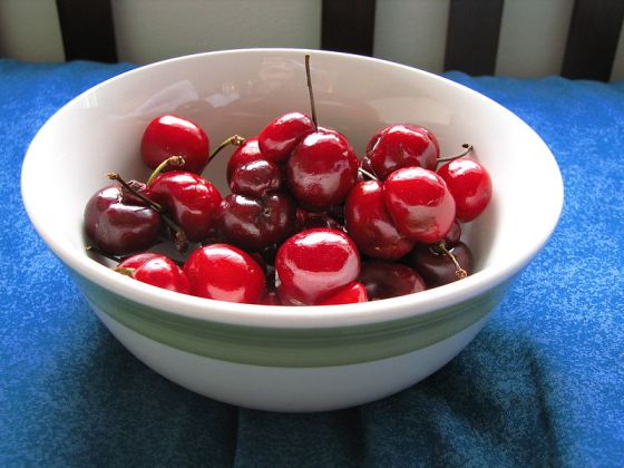 800px-Bowl_of_cherries_with_colours_enhanced