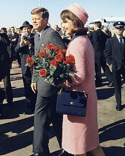 250px-Kennedys_arrive_at_Dallas_11-22-63_(Cropped)